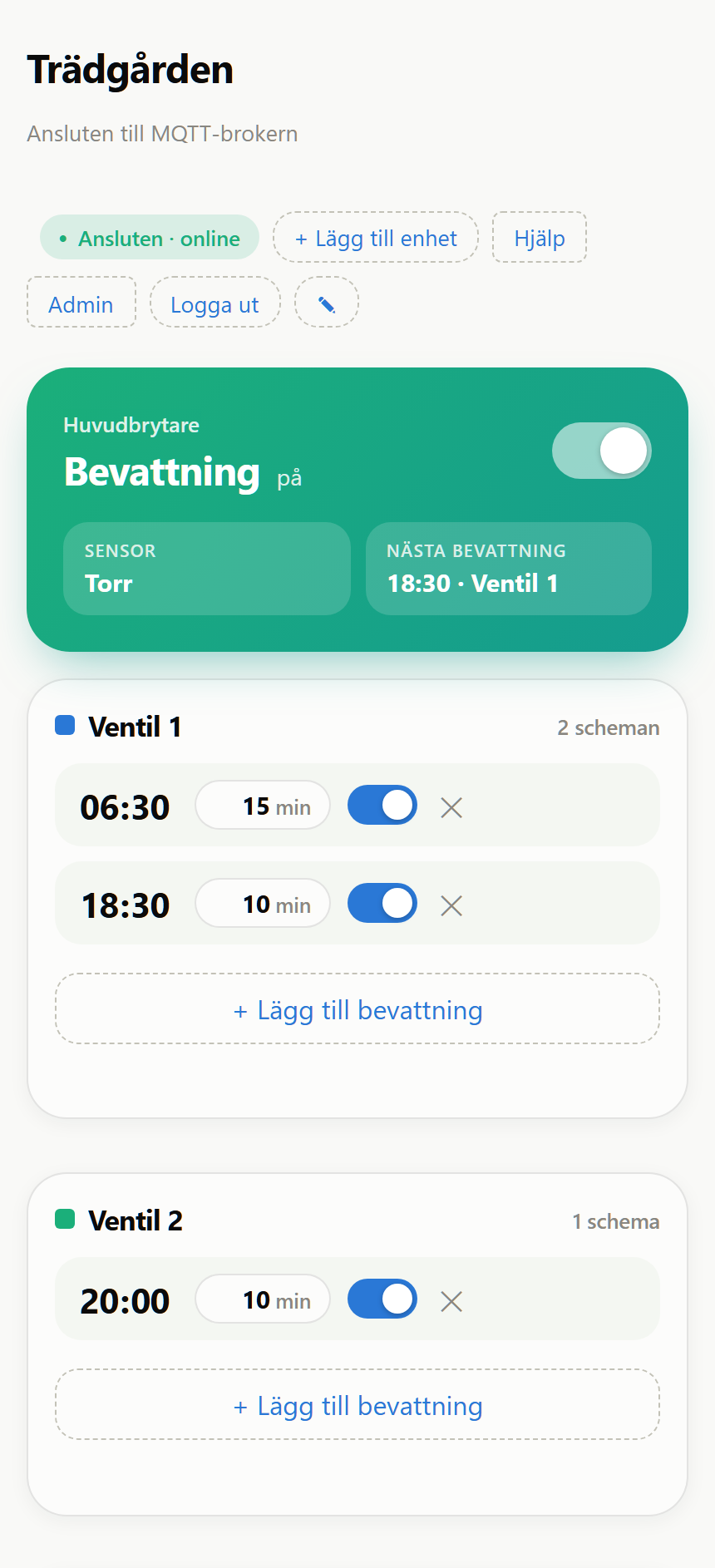Skärmdump av appen: enhetens namn överst, grön online-etikett,
              den gröna huvudbrytaren Bevattning med sensor- och nästa
              bevattning-rutor, och schemat för två ventiler
